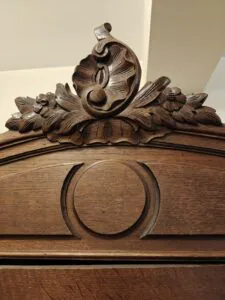 Sprzedam wyjątkową szafę LUDWIKOWSKĄ. Wykonana została w masywnym drewnie. Prawdopodobnie pochodzi z XIX w i jest wykonana z orzechu.